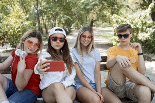 srednio-ujecie-grupy-przyjaciol-przy-selfie